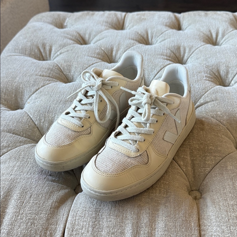 VEJA V10 MULTICO LEATHER SNEAKERS Women’s Size 8 Eur 39‎